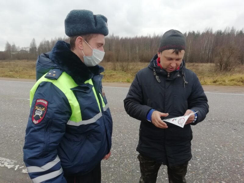 В Бологое сотрудники ГИБДД напомнили водителям о безопасности на дороге