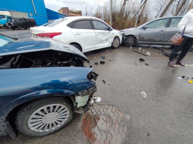 При столкновении трех автомобилей в Твери пострадал 20-летний водитель