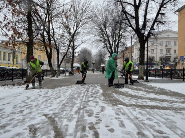 Из-за сильного снегопада в Твери работает спецтехника