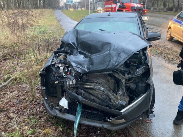 В Тверской области автомобиль столкнулся с манипулятором, есть пострадавший