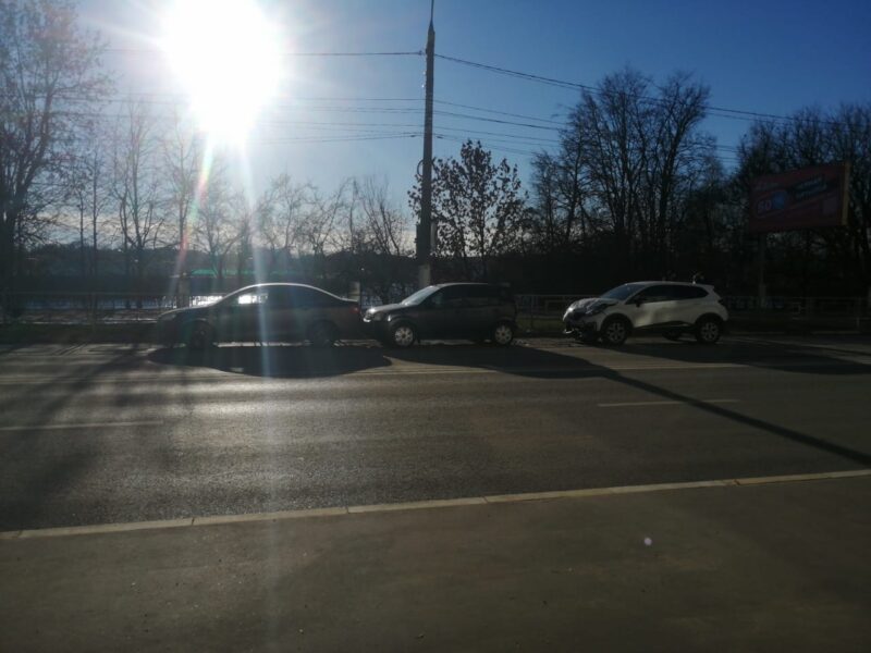 В Твери на набережной Афанасия Никитина столкнулись три автомобиля В Твери на набережной Афанасия Никита столкнулись три автомобиля