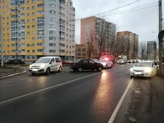 В Твери при столкновении двух автомобилей пострадала пассажирка такси В Твери при столкновении двух автомобилей пострадала пассажирка такси