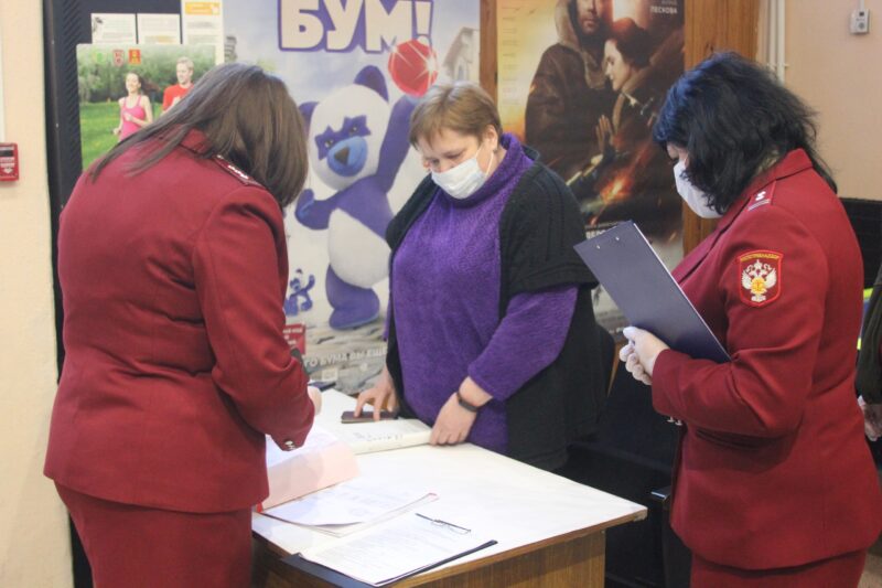 В Бежецке проверили соблюдение эпидемиологических требований в кинотеатре в торговом центре