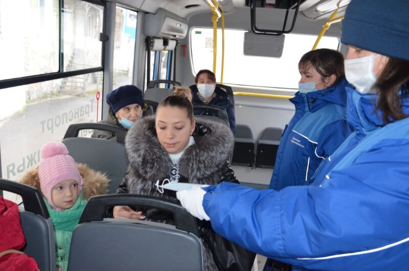 В Кимрах в общественном транспорте раздают 1000 бесплатных масок В Кимрах в общественном транспорте раздают 1000 бесплатных масок