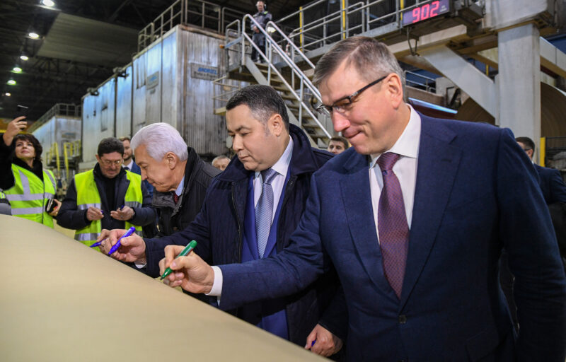 В Кувшиново губернатор посетил модернизированное в этом году производство Каменской бумажно-картонной фабрики