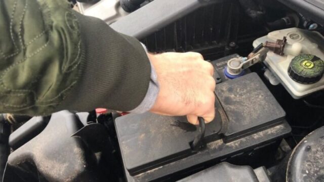 В Твери мужчина похитил аккумулятор из закрытой машины В Твери мужчина похитил аккумулятор из закрытой машины