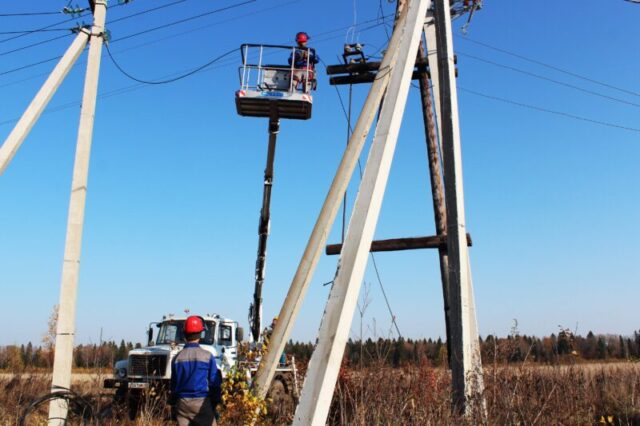 В Тверской области энергетики заменили опоры линий электропередачи В Тверской области энергетики заменили опоры линий электропередачи