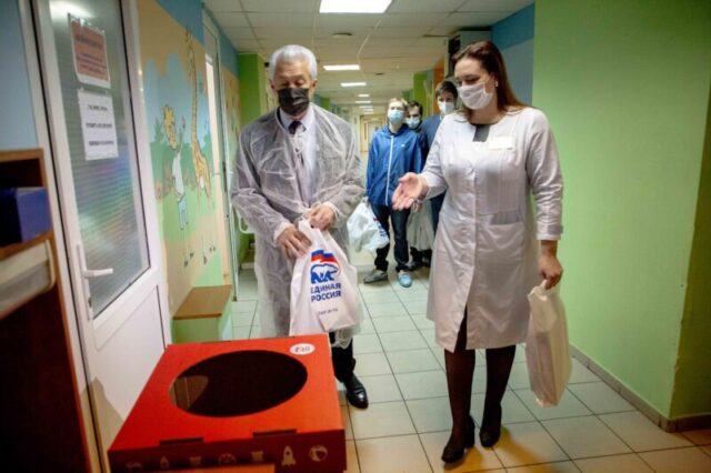 Владимир Васильев принял участие в акции «Коробка храбрости»