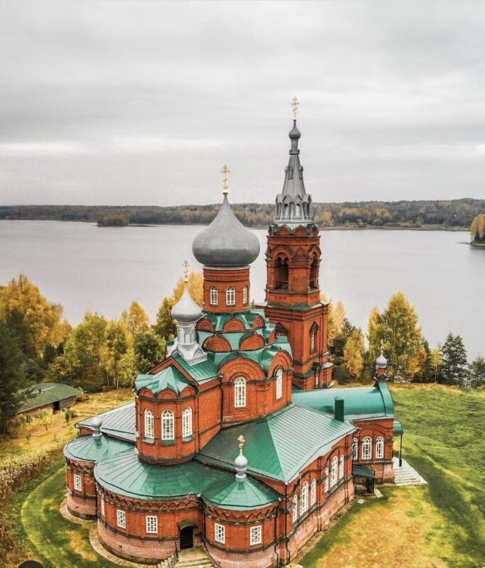 Блогер показала красочные фото старинной церкви в Тверской области