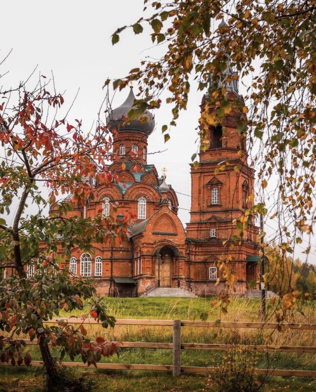 Блогер показала красочные фото старинной церкви в Тверской области