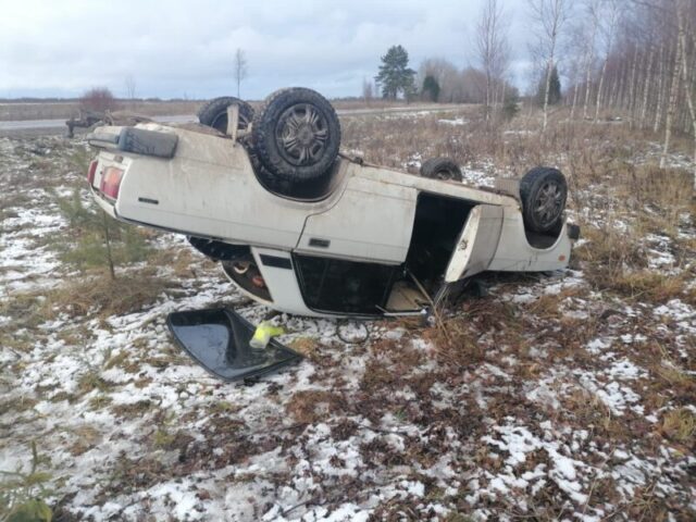 В Тверской области ВАЗ улетел в кювет и опрокинулся