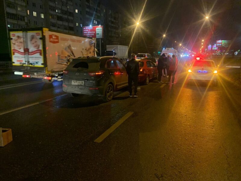 В Твери произошло ДТП с тремя автомобилями В Твери произошло ДТП с тремя автомобилями