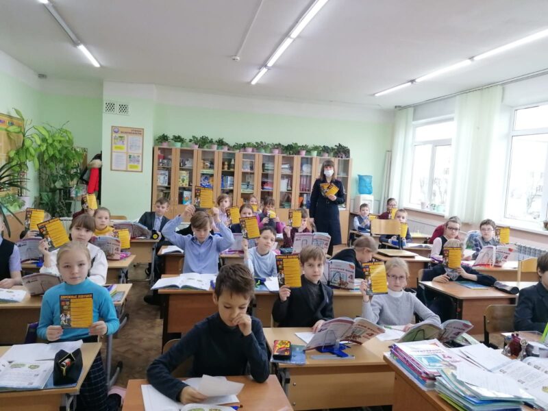 В Твери продолжаются тематические уроки по изучению правил дорожного движения В Твери продолжаются тематические уроки по изучению правил дорожного движения
