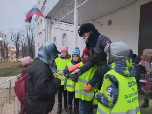 В честь Всемирного дня ребенка тверские инспекторы провели занятие со школьниками