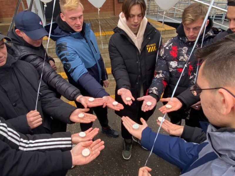 В Западной Двине сотрудники ГИБДД вместе со студентами почтили память жертв ДТП