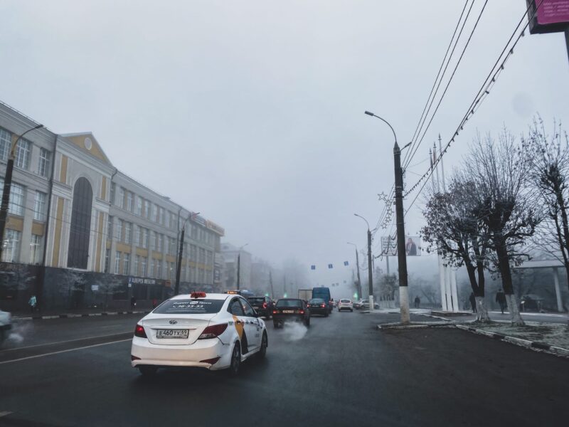 Туманное утро: улицы Твери окутало белой дымкой Туманное утро: улицы Твери окутало белой дымкой
