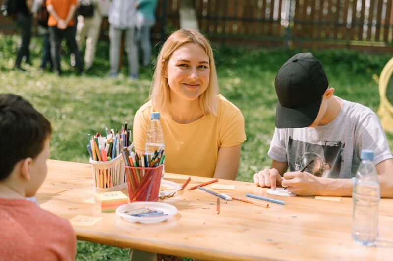 Наука быть родным: в Тверской области для одиноких детей готовят наставников
