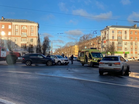 В Твери при столкновении трех машин пострадала женщина