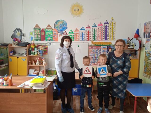 В Западной Двине сотрудники ГИБДД провели встречу с детсадовцами В Западной Двине сотрудники ГИБДД провели встречу с детсадовцами