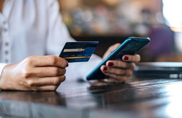 Жительница Твери продавала шкаф, однако чуть сама не лишилась денег