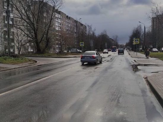 В Твери девушка попала под машину, пытаясь перейти дорогу не там, где надо В Твери девушка попала под машину, пытаясь перейти дорогу не там, где надо