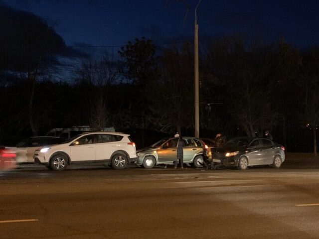 В центре Твери столкнулись три машины