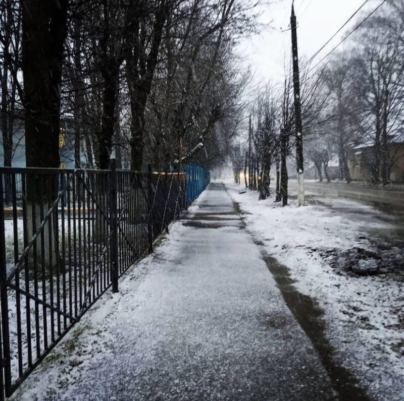 Кружится, летает, летает: жители Твери делятся фотографиями первого снега
