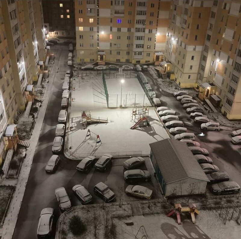 Кружится, летает, летает: жители Твери делятся фотографиями первого снега