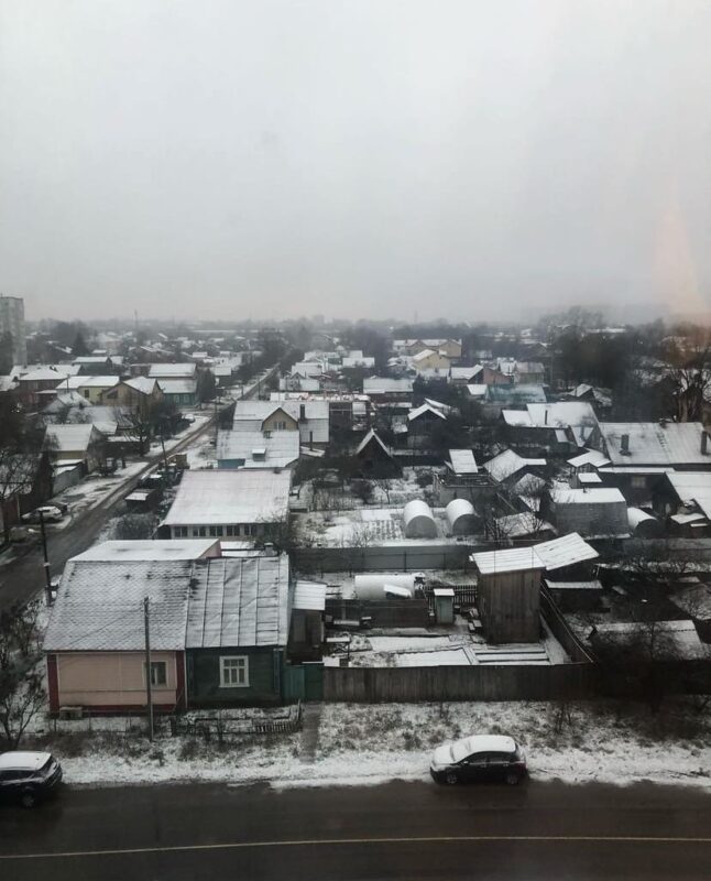 Кружится, летает, летает: жители Твери делятся фотографиями первого снега