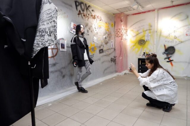 Роковая одежда: художница из Москвы представила в Твери авторскую коллекцию