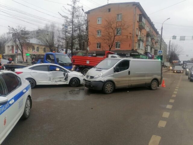В Твери в аварии в Заволжском районе получил травмы водитель