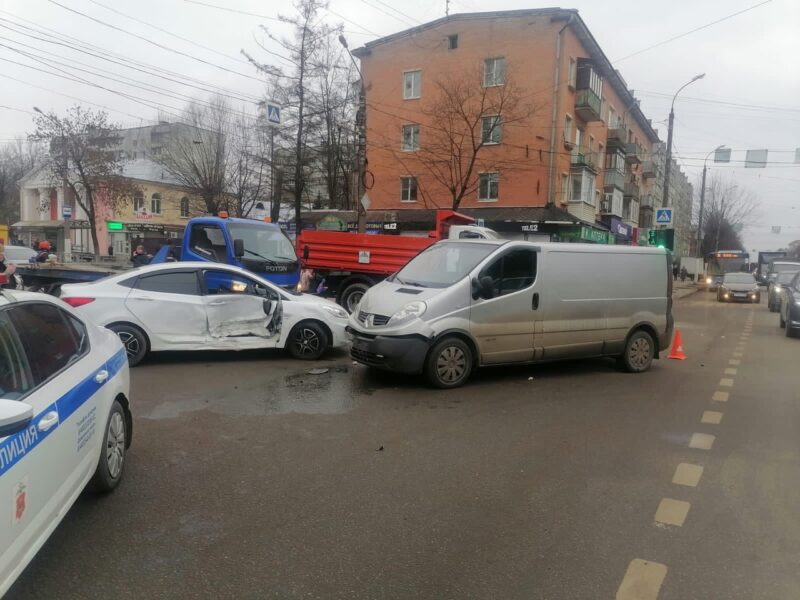 В Твери в аварии в Заволжском районе получил травмы водитель В Твери в аварии в Заволжском районе получил травмы водитель