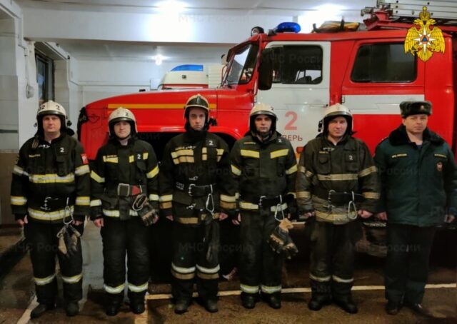 В Твери пожарные спасли мужчину из горящего вагончика