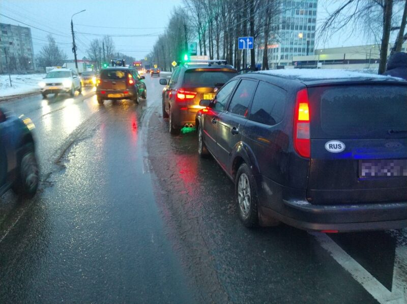 В Твери на Московском шоссе столкнулись две иномарки