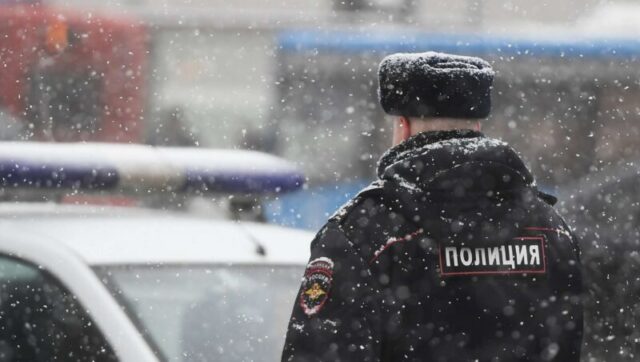 В Твери двое парней избили и ограбили прохожего