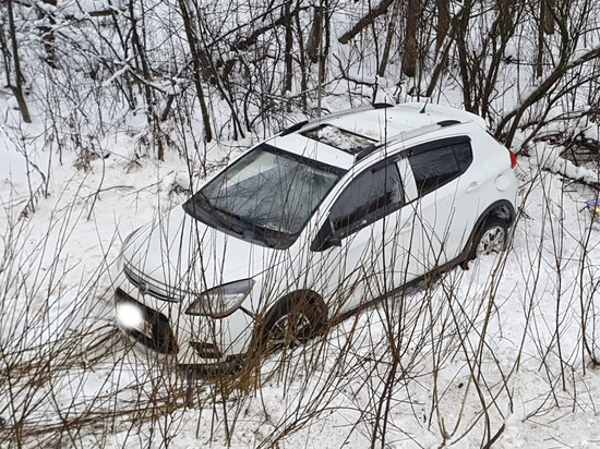 В Тверской области женщина не удержала автомобиль на дороге и вылетела в кювет В Тверской области женщина не удержала автомобиль на дороге и вылетела в кювет