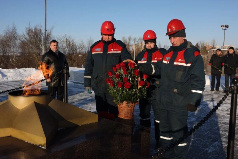Энергетики "Россети" возложили цветы к Мемориалу героям-энергетикам