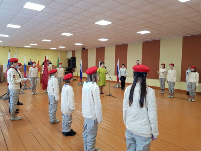 Юных жителей Торопца приняли в ряды юнармейцев