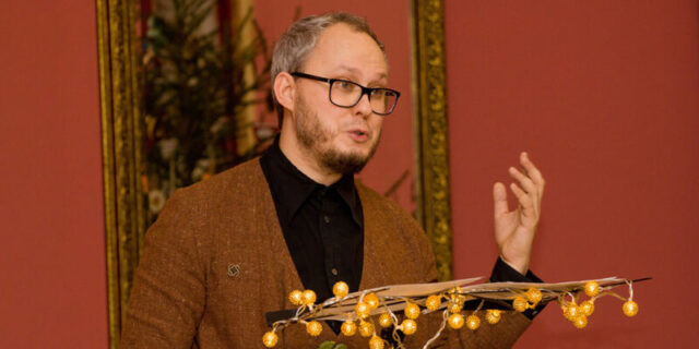 В Твери Алексей Зинатулин будет читать рождественские рассказы В Тверском императорском дворце пройдет музейная программа "Серая шейка"