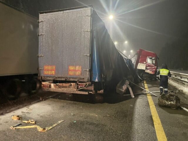 В Тверской области столкнулись два попутных большегруза
