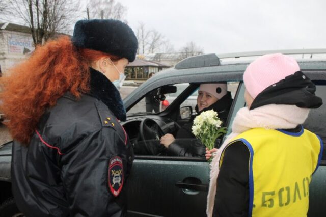В Бологое женщинам-водителям дарили цветы