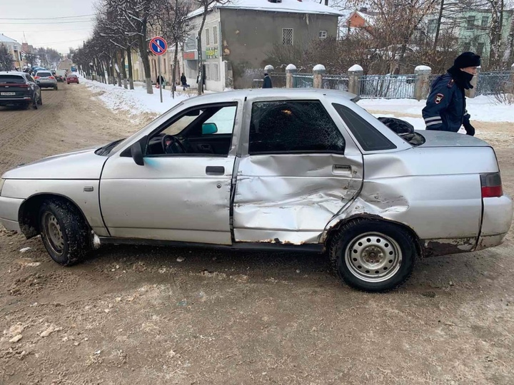 В Тверской области пенсионер на ВАЗе врезался в грузовик В Тверской области пенсионер на ВАЗе врезался в грузовик