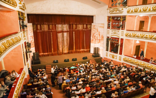 В Вышнем Волочке поздравляли мам и дарили им букеты