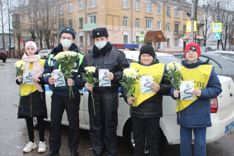 В Бологое женщинам-водителям дарили цветы