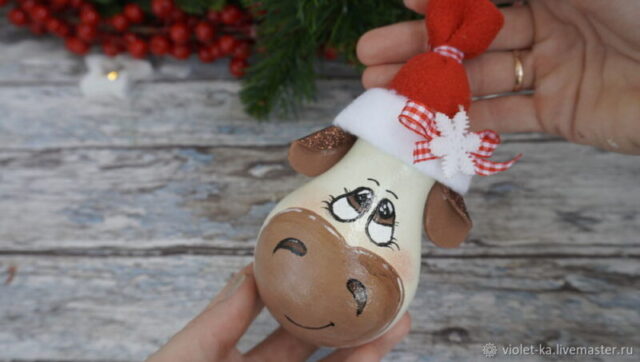 В Калязине в Доме ремесел изготавливают новогодние украшения из старых лампочек