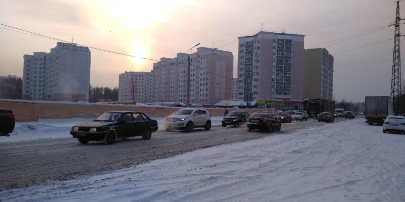 Две столкнувшиеся машины собирают пробку в Твери