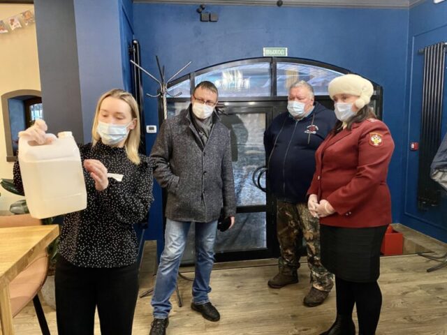 В Торжке проверили соблюдение эпидемиологических требований в магазинах и кафе