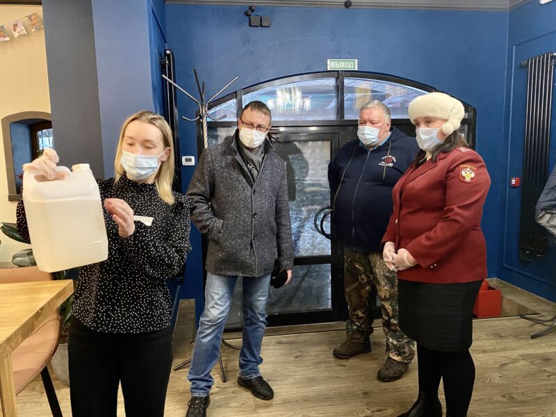В Торжке проверили соблюдение эпидемиологических требований в магазинах и кафе
