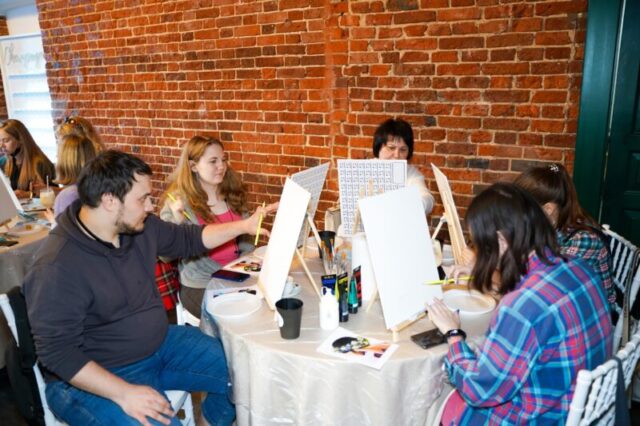 Жителей Твери приглашают нарисовать картину акрилом и золотом Жителей Твери приглашают нарисовать картину акрилом и золотом