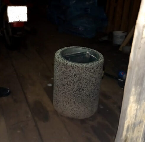 В Тверской области двое мужчин украли 80-килограммовую урну